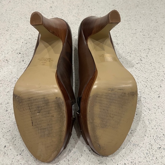 Sarah Jayne Heels - Picture 7 of 7